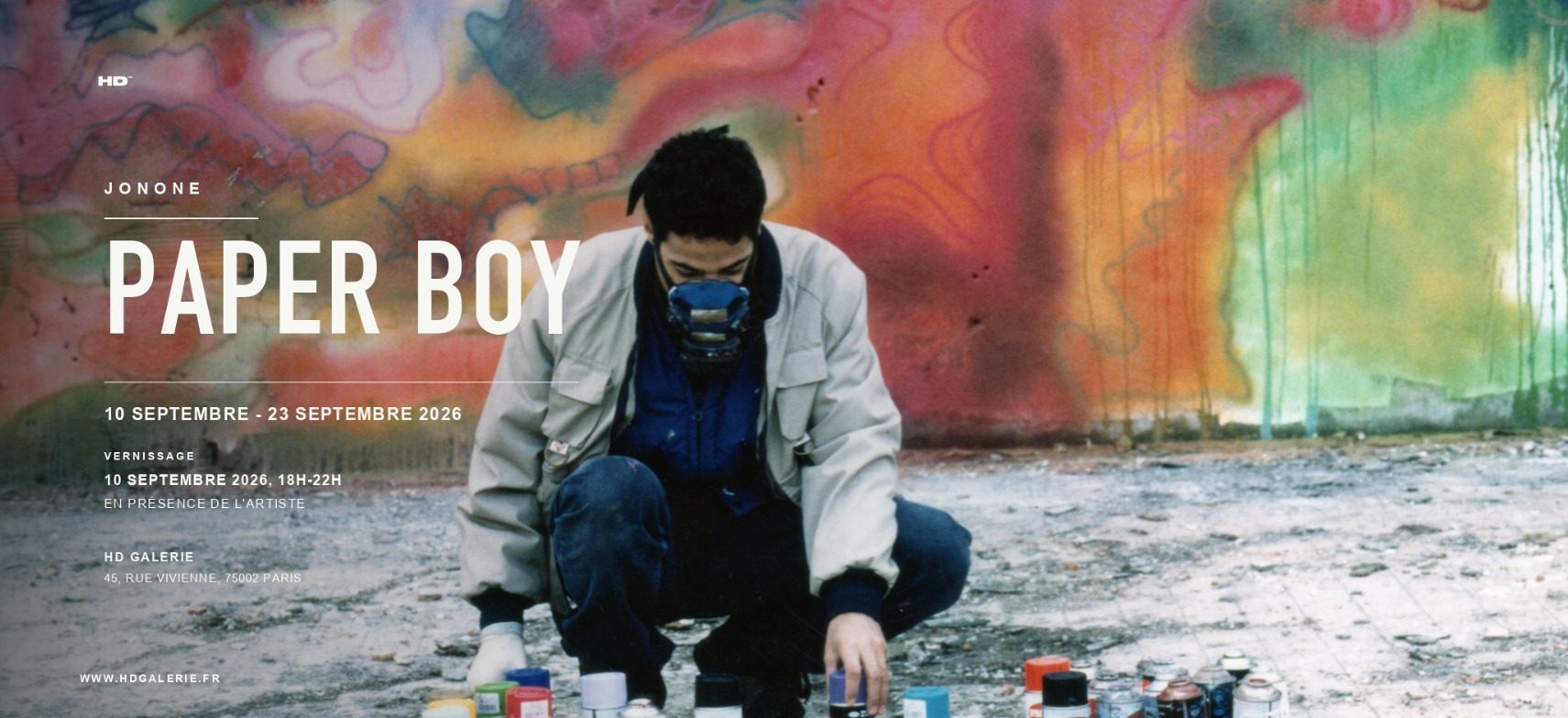 JonOne — Paper Boy | HD Galerie, Paris Bannière de l’exposition « Paper Boy » de JonOne : l’artiste devant une fresque colorée, à la HD Galerie, Paris.